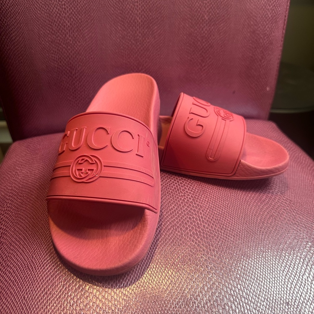 GUCCI pink rubber 38- 8US Logo PURSUIT Pool slides